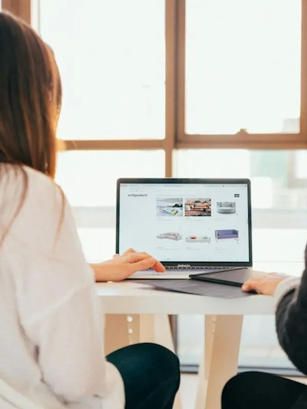 Tim agensi berdiskusi di depan laptop